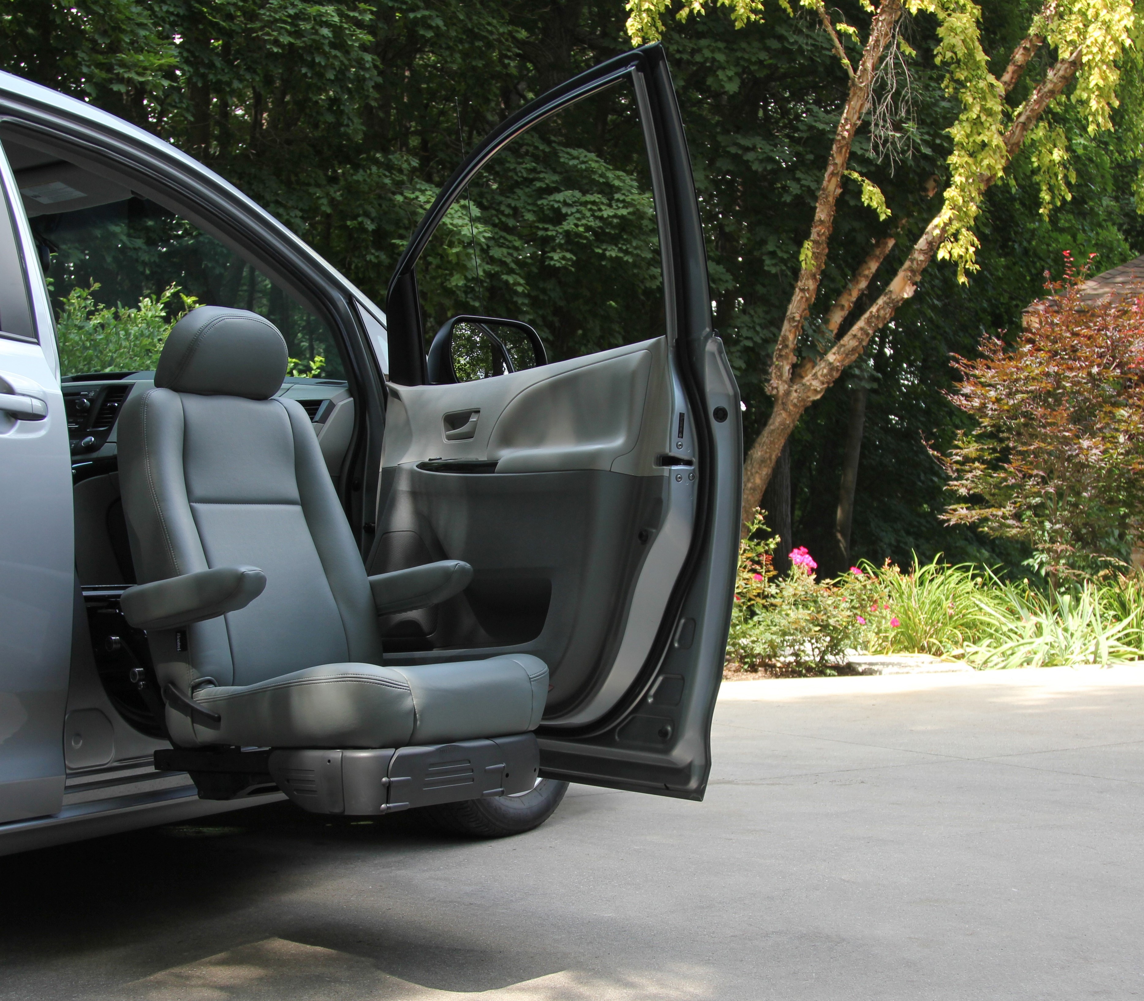 BraunAbility Turny Evo Lowering Swivel Seat with Compact Seat mobility product 3